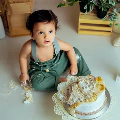 A bird's-eye view of the happy mess. I make sure to capture every angle of their cake smash adventure, including these adorable, curious expressions.