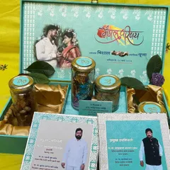 The inside of the hamper lid features a personalized photo of the couple and a blessing, adding a deeply personal and emotional touch.