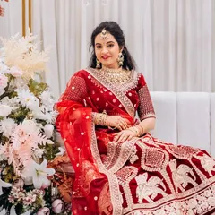A classic red lehenga look for a reception. This bride chose a beautiful Kundan and pearl set to match her grand outfit. She looks absolutely radiant.
