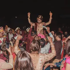 The energy of a baraat is unmatched! Capturing the groom's triumphant entry on the shoulders of his friends is all about bottling up that "TENU LEKE MAIN JAVANGA" feeling.