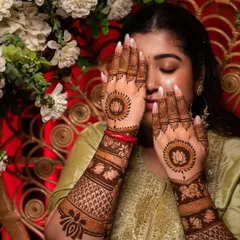 This bride opted for a beautiful minimalist design featuring a large lotus mandala on the palm. The open space on the fingers and arms makes the central motif the star of the show.