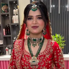 This layered emerald green beaded necklace set with a Kundan choker is a popular choice for brides. The combination of the choker and the long necklace adds depth and grandeur to the bridal attire.