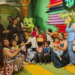 Moms, dads, and kids all together! This photo perfectly captures the fun atmosphere for a large group playdate.