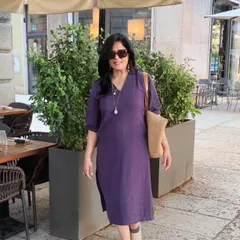 For a day of wine tasting in Verona, I wore this long purple cotton dress. It was comfortable for traveling between vineyards and chic enough for a lovely lunch.