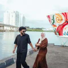 These are the moments I live for. The pure, unscripted laughter between a couple, caught against the vibrant backdrop of the Nefertiti cruise ship in Kochi. It’s their energy that makes the photo breathe.
