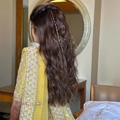 A simple yet stunning half-up twist with loose waves. The delicate hair chains add a touch of modern elegance, perfect for a Haldi or Mehendi ceremony.