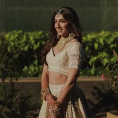 Sheena’s golden hour bridal look was all about understated luxury. We used a lightweight, luminous base and a soft nude lip to complement her stunning ivory lehenga, creating a perfect blend of tradition and modern elegance.