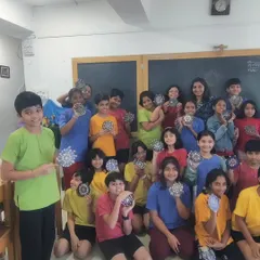 A fantastic group photo from a dot painting workshop I conducted at the Inodai Waldorf School. The entire class is proudly holding up the coasters they designed, showcasing a successful school collaboration.