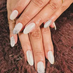 A simple yet elegant set with a pearly white base and a silver glitter accent nail.