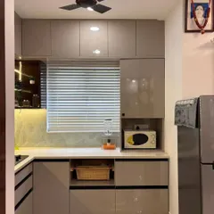 This view of the same kitchen shows the thoughtful integration of appliances, with a dedicated open niche for the microwave. The design also includes an open basket drawer for easy access to vegetables.