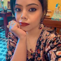 This selfie highlights the importance of coordinating accessories. The red and green tones in the earrings and necklace perfectly complement the paisley dress and bold lipstick.