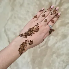 A very simple and delicate floral vine on the back of the hand. Perfect for someone trying henna for the first time or who prefers a minimal look.