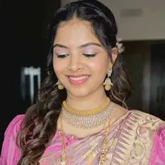 This is a perfect example of a "no foundation" makeup look, ideal for my students who want a fresh, minimal style. I teach you how to even out your skin tone and get a radiant glow using concealers and skin tints.