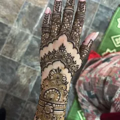 A classic Pakistani-style cuff design. The intricate bands and detailed work on the fingers create a look that is both traditional and very elegant.