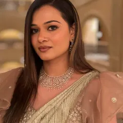 For this cocktail look, I created a dewy base and used muted lip colors to balance the shimmering saree gown. A playful touch of delicate rhinestones near the eyes adds a unique twinkle.