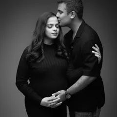A timeless black and white maternity portrait capturing a moment of pure tenderness. The simplicity of monochrome puts all the focus on the couple's emotional connection.