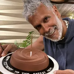 It was such a special moment for us to see Milind Soman celebrating his birthday with our Dark Chocolate & Salted Caramel Entremet. We love being a part of your big celebrations.