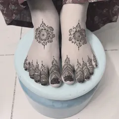 A simple yet elegant foot design featuring a central mandala on the top of the foot and detailed patterns on the toes. Perfect for any occasion.