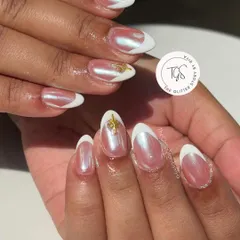 An ethereal take on the French manicure. This set features a pearlescent chrome base with crisp white tips and a delicate gold 3D charm for a touch of elegance.