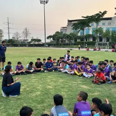A professional physiotherapist addresses our young players during a dedicated workshop. This is a core part of our training philosophy, teaching athletes from a young age about body mechanics and self-care.