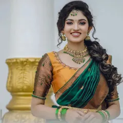 The perfect jewellery for a half-saree look. This antique set with green and kempu stones adds a touch of traditional elegance to this vibrant yellow and green outfit, ideal for a pre-wedding event.