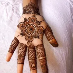 A classic and simple mandala design on the palm with detailed finger caps. This is a timeless choice for any small festival or gathering.