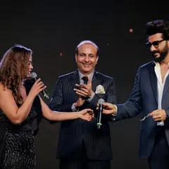 A professional host ensures smooth transitions, like this mic handover to Arjun Kapoor.