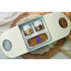My sleek and modern carry-box hamper is perfect for gifting on the go. It’s a thoughtful collection of a dry cake, cookies, and a savory jar snack.