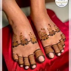 Even the feet can join the celebration! This minimal baby shower design features a cute animal train chugging across the toes, a playful and adorable touch for the mom-to-be.