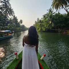We believe in serene moments and beautiful escapes. Imagine gliding through the calm backwaters of Honnavara, surrounded by lush coconut groves. It’s the perfect way to disconnect from the hustle and reconnect with nature.