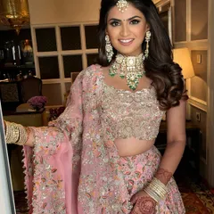 A radiant smile from the sister of the bride. For her, we went with a fresh and delicate look featuring a dewy, bronzed base and soft pink shimmer on the eyes. This style of family wedding makeup enhances her natural beauty and is perfect for a day wedding.