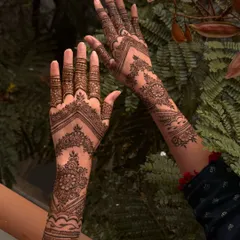 This is a great example of my Indo-Arabic style. It combines the flowing, bold lines of Arabic mehendi with the delicate, intricate details of Indian patterns for a modern and elegant finish.