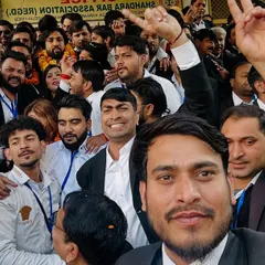 Victory signs and a cheerful crowd during the Bar Association elections. The energy and unity of the advocate community are powerful.