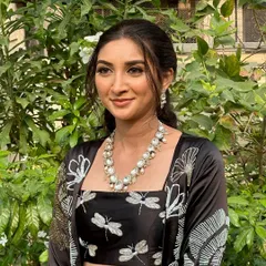 A beautiful shot amidst nature. This modern look features a black and white outfit, which I paired with clean, fresh makeup for a chic and contemporary feel.