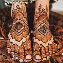 I love the bold, dramatic look of this foot mehendi. The scalloped edges and dark, filled-in patterns create a stunning contrast.