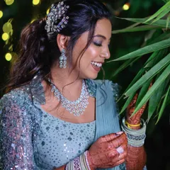 I loved creating this glamorous look for my architect bride, Shriya. We went for a fun, shade-shifting smokey eye with delicate rhinestones that perfectly complemented her stunning saree gown and sparkling personality for her reception. ✨
