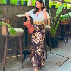 A look into my summer style. I'm a big fan of linen, and this printed fishtail skirt paired with a classic white shirt gives me an 'old money' vibe that's perfect for a relaxed weekend.