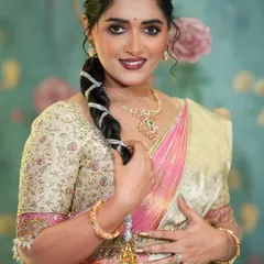 A beautiful portrait of Nupura. The pastel floral embroidery on her blouse perfectly matches the soft colors of her saree.