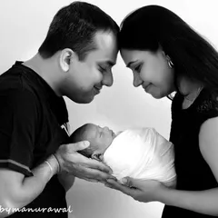 This is what it's all about: the quiet, powerful connection as you hold your new world in your hands. I focus on capturing these unscripted, emotional moments between parents and their baby, creating timeless black and white portraits that you will treasure forever.