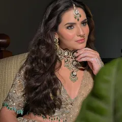 This is for the bride who wants to feel like a modern Maharani. It's a look of pride, poise, and power, combining regal kohl-rimmed eyes with soft, glowing skin.
