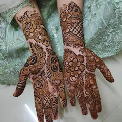 This is a gorgeous example of a heavy floral design, perfect for a bride or for celebrating a festival like Eid. The patterns are different on each hand to create a unique look.