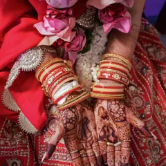 The final wedding day look shows how beautifully the dark henna stain contrasts with the bride's red lehenga and bangles. This rich color is my guarantee.