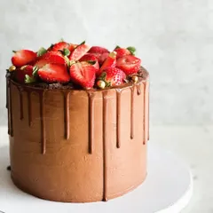 Our Strawberry Chocolate drip cake is pure winter magic. We use farm-fresh strawberries and a rich chocolate frosting to create this joyful and delicious celebration cake.