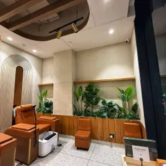 We bring a refreshing and professional atmosphere to commercial spaces. Here’s a look at the serene pedicure area we designed for Looks Salon in Noida, using a mix of artificial plants to create a maintenance-free green nook.