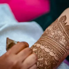 A duplicate of 243, this macro shot highlights the texture of the fresh henna paste as it is applied to the skin.