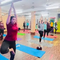 A full class holding the Vrikshasana, or Tree Pose. This asana is great for improving balance, focus, and strengthening your legs and core.