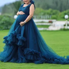 Feel like a queen during your maternity shoot in this beautiful turquoise gown. It features a long, flowing tail and is a versatile two-in-one piece that also converts into a shorter frock.