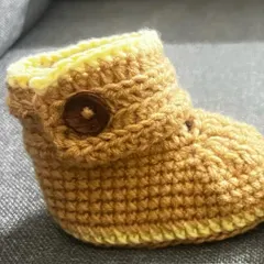 These adjustable baby booties are designed to grow with your baby. The button closure on the ankle band ensures a snug and secure fit.