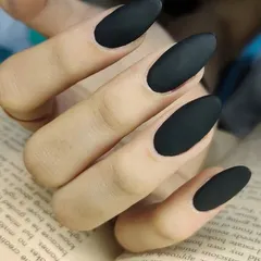 For those who love a bold and edgy look, these long, almond-shaped nails with a matte black finish are the perfect choice. It's a statement of elegance and attitude.