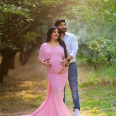 This is what golden hour magic looks like. We found the perfect spot in this Jaipur garden where the light streamed through the trees, creating a soft, dreamy glow around this beautiful couple as they anticipate their new arrival.